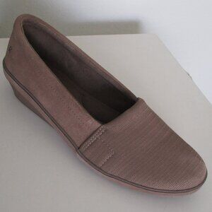Grasshopper "Grandeur" Womens Tan Suede & Textile 1.25" Rubber Wedge Loafer- 11M